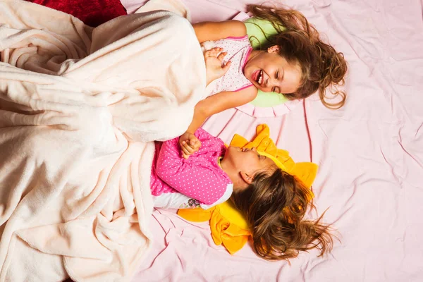 Çocukluk ve mutluluk kavramı. Pembe pijamalı çocuklar. — Stok fotoğraf