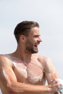 Seksi, güçlü gövdesi köpükle kaplı adam.