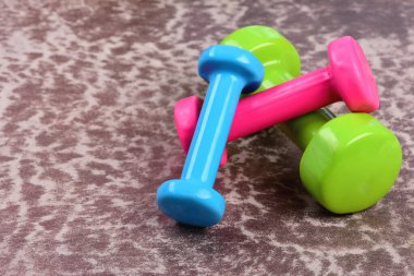 Plastik Bordo doku arka plan üzerinde halter