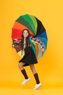 Kurumuş ve korunmuş hissediyorum. gökkuşağı renkleri. Çabuk okula git. İyi hava tahmini. Şemsiyemin altında. Küçük kız şemsiyesi. Parlak sonbahar tarzı. Her mevsim pozitif kal. Mutlu çocuk yağmuru koruyor