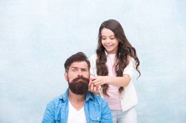 Ben berberim ve babam da müvekkilim. Küçük kız bıyıklı baba saçı. Küçük çocuk sakallı adam babasının saçını yapıyor. Babama güzellik katmak benim görevim. Kuaför salonu. Berber Dükkanı
