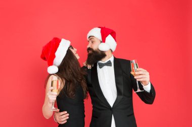 Köpüklü şarap. Ofis partisi. Ziyaret partisi töreni. Çift hazır şirket partisi. Resmi kutlama. Mutlu yıllar. Sakallı beyefendi smokin giyen zarif bir kız elbisesi giyer. Mutlu Noeller.