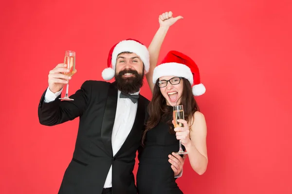 Festa in ufficio. Cerimonia di visita evento festa. Un paio di party aziendali pronti. Festeggiamenti ufficiali. Concetto di saluto. Felice anno nuovo. Barbuto signore indossare abito elegante ragazza smoking. Buon Natale a tutti. — Foto Stock