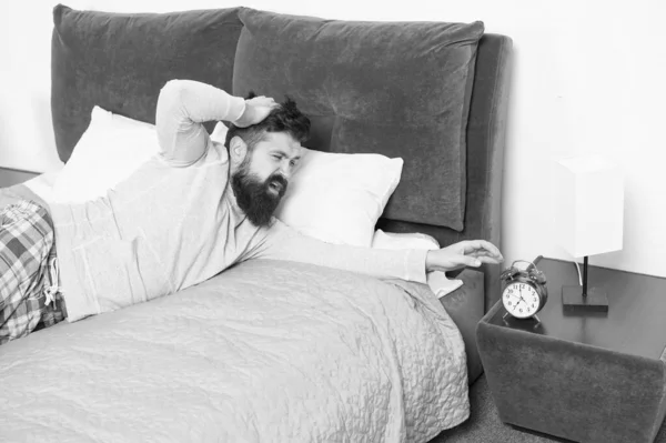 Concepto de sueño saludable. La homeostasis del sueño despierta hace un seguimiento de su necesidad de dormir. El hombre duerme en casa. Durante el sueño profundo, la hormona del crecimiento humano libera y restaura el cuerpo y los músculos del estrés del día. —  Fotos de Stock