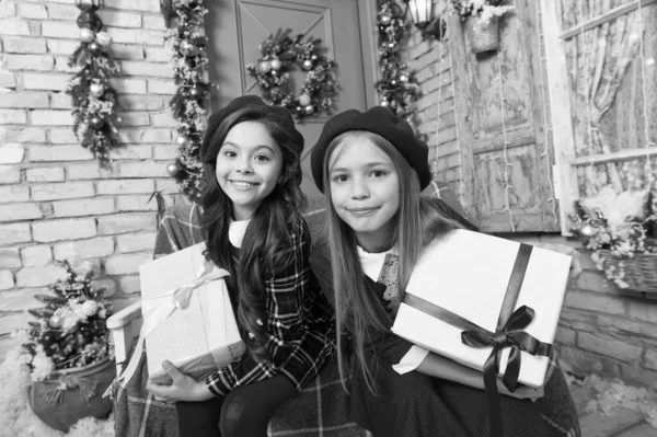 Найти настоящую радость Рождества. С Рождеством и Новым годом. Милые дети с новогодними подарками. Счастливые девочки держат подарочные коробки. Праздничная подготовка к Рождеству и Новому году дома — стоковое фото