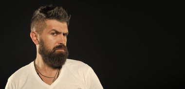 Berber uçları sakalını korur. Şekillendirme ve sakal bakımı kırpma. Sakallı kendine güvenen hipster. Sakal moda ve berber kavramı. Adam yakışıklı hipster şık sakal ve bıyık. Güzellik ve erkeklik