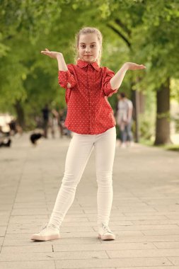 Çocuk gelişimi ve gelişimi. Yaz parkında oynayan sevimli küçük kız. Sağlıklı gelişim ve çocuk sağlığı. Geliştirme ve büyüme