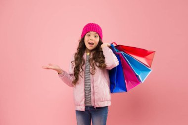 Satış ve indirimler. Mutlu çocuk. Yetenekli küçük kız. Kış alışverişi. Müşteri konsepti. Noel indirimi. Çocuk modası. Tatil alışverişi tasarrufu. Evden alışveriş. Alışveriş çantalı küçük kız.