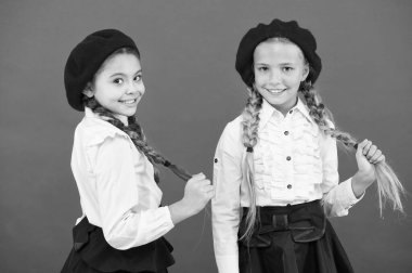 Çalışmaya hazır. Yurtdışında eğitim. çocuk modası. dostluk ve kardeşlik. En iyi dostlar. Fransız bereküçük kızlar. Uluslararası değişim okulu programı. okul arkadaşları. üniformalı mutlu çocuklar