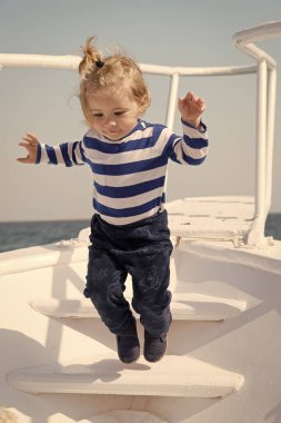 Anılar birlikte son yaşam da yapılmış. Bebek çocuk tatil deniz yolcu gemisi tadını çıkarın. Çocuk denizci. Deniz gezen erkek denizci. Boy denizci çizgili gömlek deniz yat dünya çapında seyahat. Küçük deniz yolcusu