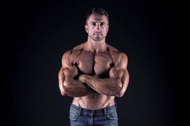 Erkeklik ve spor. Kendini geliştir. Erkek kaslı atlet. Maço yakışıklı ve kaslı gövdeli. Çekici adam kaslı vücut. Mükemmel şekli gurur duyuyoruz. Sağlıklı ve güçlü. Vücut geliştirmeci kavramı