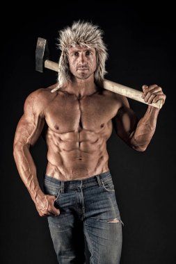 Vahşet yeni seksi. Lumberjack woodman seksi çıplak kas gövde. Adam acımasız çekici adam. Baltalı oduncu ekipmanları. Adam acımasız seksi oduncu balta taşımak. Erkeksi bir kavram. Erotik oduncu