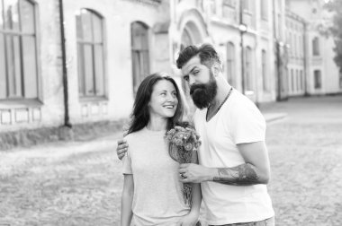 Romantik bir randevu. Adam kız arkadaşı için sürpriz buket hazırladı. Gerçek duygular. Randevu için kızı al. Sakallı hipster aşık olur. Randevu için bir çift toplantısı. Buket hediyesi. Çiçek buketi veren adam