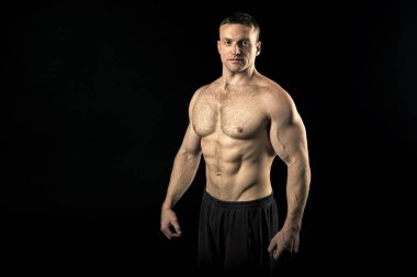 Vücut geliştirmeci kavramı. Güçlü beden vücut geliştirmeci adam. Altı paket ve ab kas ile vücut geliştiricisi. Seksi vücut kas gövde ile. Vücut geliştirme, kopya alanı