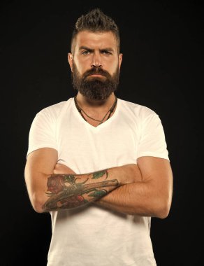 Sakal moda ve berber kavramı. Adam yakışıklı hipster şık sakal ve bıyık. Berber uçları sakalını korur. Şekillendirme ve sakal bakımı kırpma. Güzellik ve erkeklik. Sakallı kendine güvenen hipster
