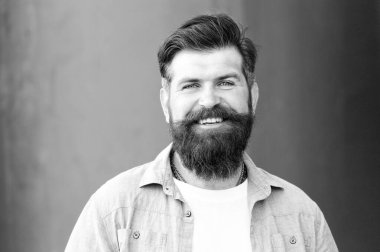 En iyi haliyle berberlik. Erkek berber bakımı. bıyıklı vahşi kafkas hipster. gülümseyen sakallı adam. Sakallı olgun hipster. Sakallı adam. Kendine güvenen ve yakışıklı vahşi bir adam. Saç ve sakal bakımı