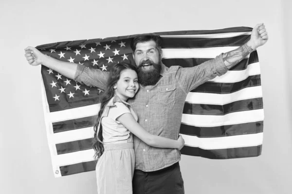 A democracia garante a liberdade. Família feliz apoiando a democracia e a soberania dos povos. Hipster feliz e menina comemorando o nascimento da democracia americana. Democracia e democratização — Fotografia de Stock