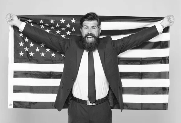 Americano de nascimento. Rebelde por escolha. Conceito de empresário. Homem barbudo bonito empresário confiante em terno formal segurar bandeira EUA. Empresário bem sucedido aparência bem tratada. Empresários — Fotografia de Stock