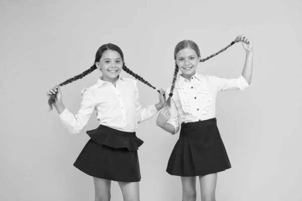 Gelukkige kindertijd. School momenten. Kinderen leuke studenten. Onderwijs gaat niet alleen over kennis. Klasgenoten hebben plezier op school vrienden schattige leerlingen. Schoolmeisjes formele stijl perfect schooluniform — Stockfoto