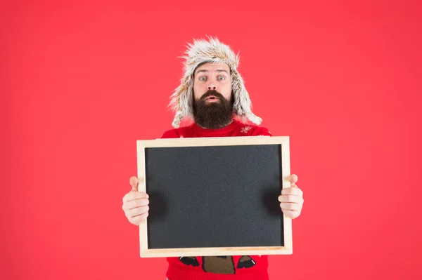 Befordran. Vinterevenemang. Vintersemester. Schema timing koncept. Säsongserbjudande. Presentationskoncept Vintertillkännagivande. Skäggig man tom svarta tavlan kopiera utrymme. Chalkboard för information — Stockfoto