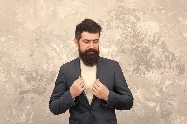 Op zoek naar goed. elegante man met baard. Brutale bebaarde hipster in formele pak. Kleermaker of modeontwerper. Moderne leven. Mannelijk mode model. Volwassen zakenman. Waardoor het haar er magisch uitziet. gelukkige man — Stockfoto