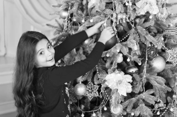 Decorar el árbol de Navidad. Niña feliz celebrar las vacaciones de invierno. Feliz año nuevo. La época de Navidad. Niña linda con regalo de Navidad. entrega regalos de Navidad. Disfrutando de la fiesta de Año Nuevo —  Fotos de Stock