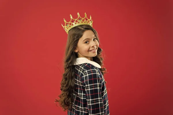 Señorita princesita. Chica llevar corona fondo rojo. Concepto de niño mimado. Princesa egocéntrica. El mundo girando a mi alrededor. Los niños usan la princesa símbolo de la corona de oro. Cada chica soñando convertirse en princesa — Foto de Stock