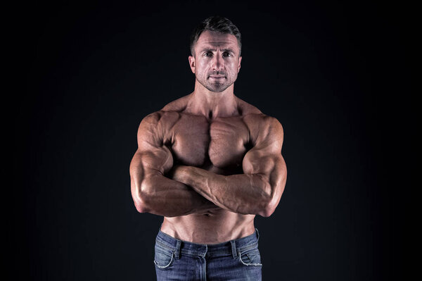 Мужественность и спорт. Поправляйся. Мускулистый спортсмен. Мачо красивый с мускулистым туловищем. Привлекательное мужское мускулистое тело. Горжусь отличной формой. Здоровый и сильный. Концепция культуриста
