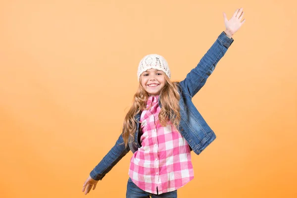 Modello bambino in giacca jeans, cappello sorriso e posa — Foto Stock