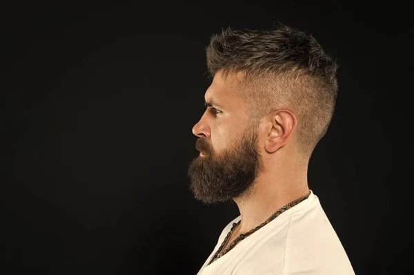 Homem bonito hipster elegante barba e bigode. Beleza e masculinidade. Um hipster confiante. Barba de moda e conceito barbeiro. Barbeiro dicas manter a barba. Estilo e corte de barba cuidado — Fotografia de Stock