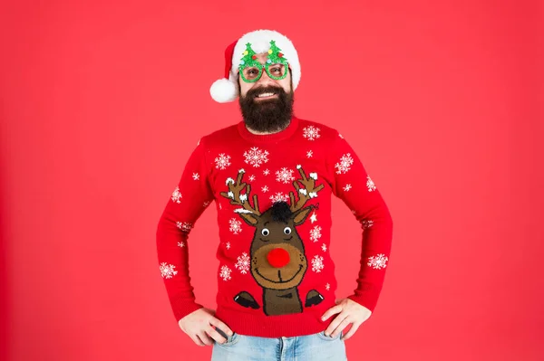 Pullover mit Hirsch. Bekleidungsgeschäft. Kaufen Sie festliche Kleidung. Urlaub Accessoires. Hipster-Bärtige tragen Winterpullover und Hut. Strickpullover. Frohes neues Jahr. Weihnachtsstimmung. Winterliches Party-Outfit — Stockfoto