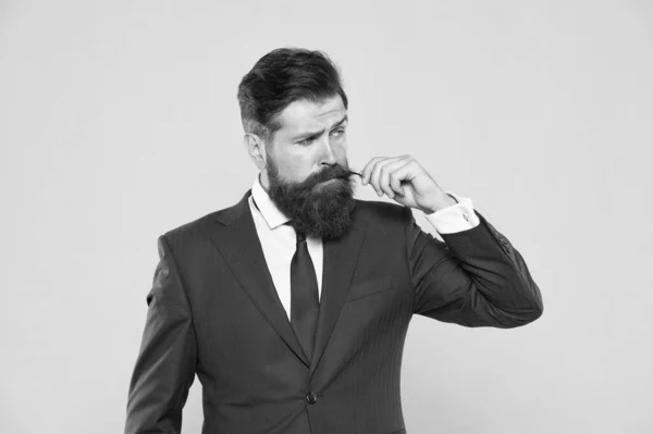 Smaak naar succes. Succesvolle knappe hipster top manager. Barbershop en mode stylist. Knappe jongen concept. Omdat je het waard bent. Zelfverzekerde zakenman knappe bebaarde man in formele zaak — Stockfoto