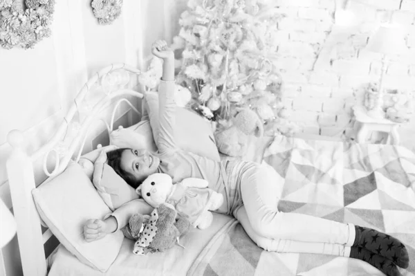 Rano przed świętami Bożego Narodzenia. snu i śnienia. Słodkie małe dziecko dziewczynka z Boże Narodzenie obecny. Szczęśliwa dziewczynka świętować zimowy urlop. czas Bożego Narodzenia. Szczęśliwego nowego roku. prezenty świąteczne dostawy — Zdjęcie stockowe
