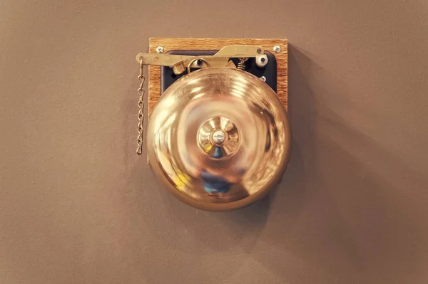 Retro bronzen Gong. BoKS Gong. Vintage Gong legering. oude Bell Gong op muur. Boksen Bell. resultaat alarm en laatste waarschuwingssymbool. signaal om te stoppen of te starten. Laatste sparring. Boksen ring Bell. sportmuseum — Stockfoto