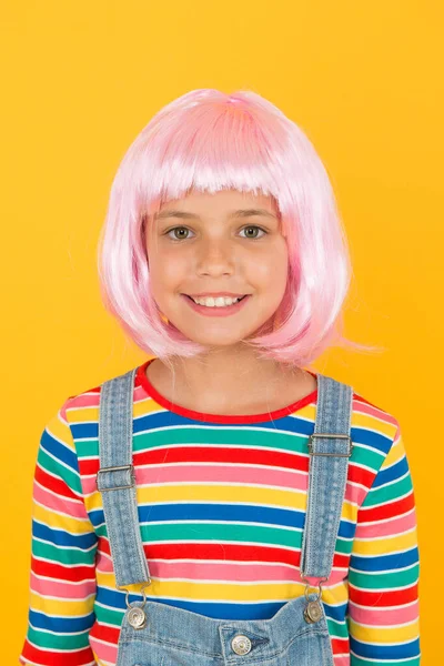 Novo sorriso novo olhar. Menina sorrir em peruca cabelo curto rosa. Criança feliz sorriso fundo amarelo. Criança pequena com sorriso branco e saudável. Arte da odontologia. Cuidados dentários em que você pode confiar — Fotografia de Stock