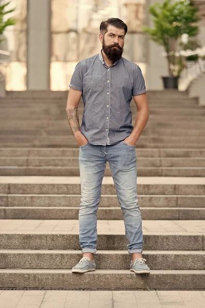 Verliebt in Jeans. Mann bärtigen Hipster-Mode-Model tragen Jeans Kleidung städtischen Hintergrund Treppe. regelmäßiger Spaziergang in der Innenstadt. Selbstbewusster Typ trägt Jeanshose und Hemd. bequemes Outfit — Stockfoto