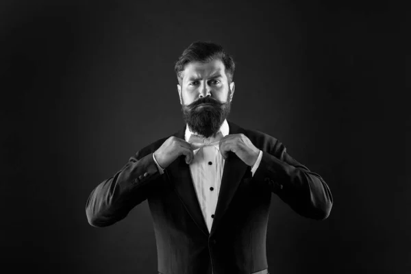 Bearded man with bow tie. Well dressed and scrupulously neat. Hipster formal suit tuxedo. Difference between vintage and classic. Official event dress code. Classic style. Menswear classic outfit — Stock Photo, Image