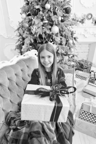 Isto é para ti. A criança feliz celebra o Natal e o Ano Novo. Menina criança se preparar para as férias do dia de boxe. Menina com caixa de presente. O dia do boxe é o dia após o Natal. Feliz Ano Novo — Fotografia de Stock