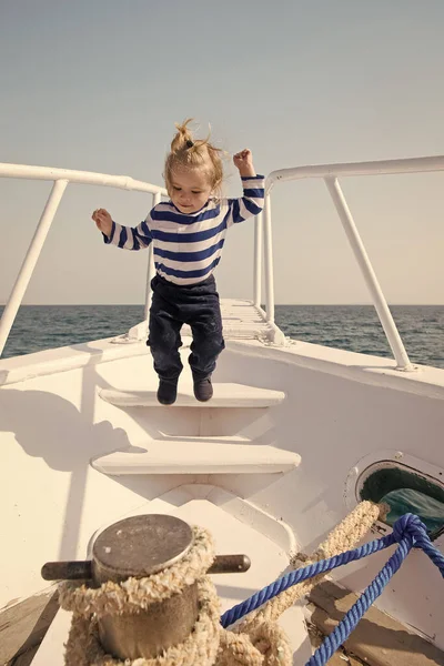 Menino desfrutar de férias navio de cruzeiro marítimo. Marinheiro infantil. Rapaz marinheiro viajando mar. Menino marinheiro listrado camisa mar iate viagens ao redor do mundo. Um pequeno viajante marítimo. A recolher memórias. Trabalhos de entretenimento — Fotografia de Stock