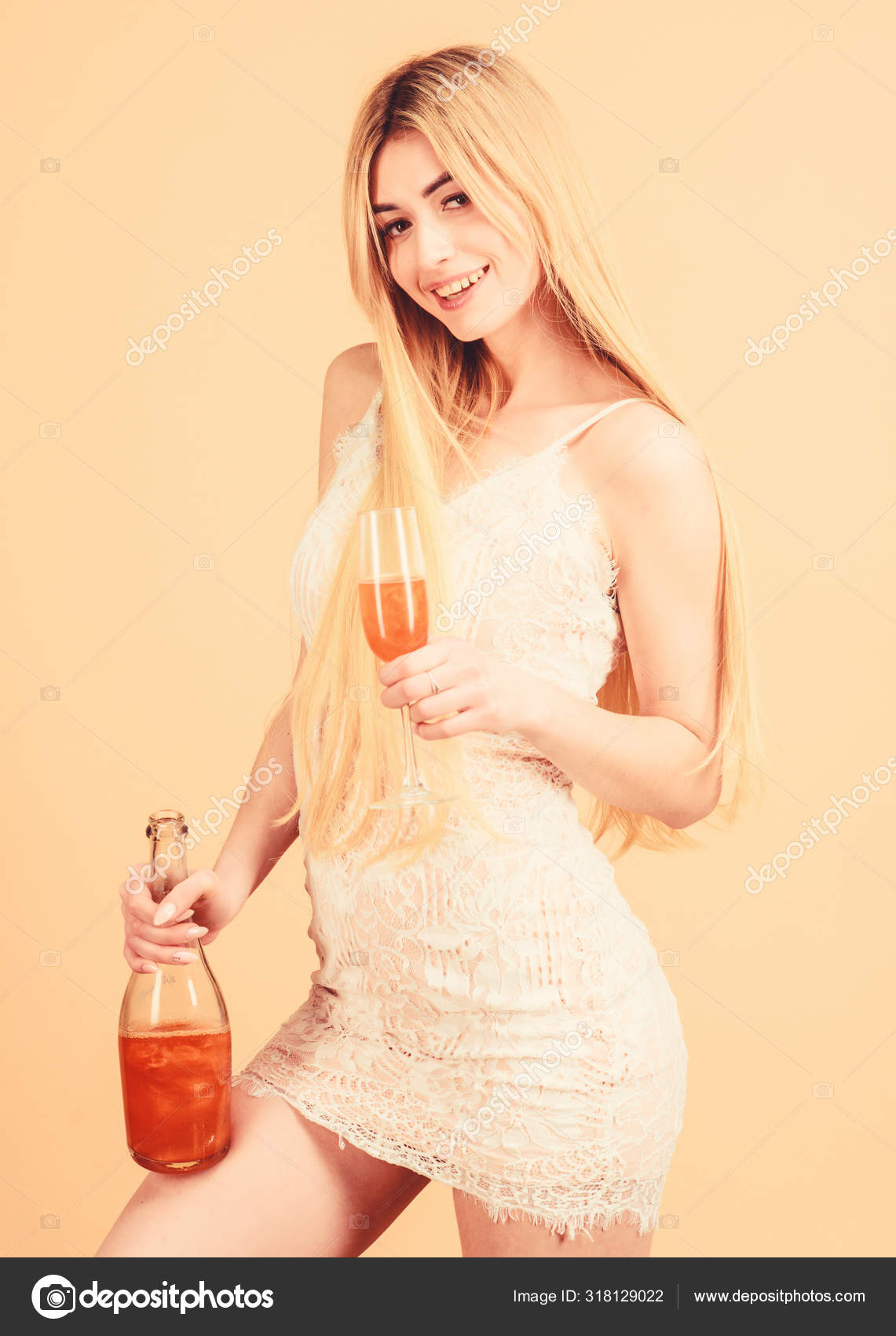 Jolie Fete D Anniversaire Blonde Douce Liqueur Fete Glamour Une Fille Qui Boit Du Champagne A Paillettes Femme Robe Blanche Bouteille Verre Alcool Boisson Concept De Fete De Poule Champagne De Luxe Image Jolie Fete D Anniversaire Blonde Douce Liqueur Fete Glamour Une Fille Qui Boit Du Champagne A Paillettes Femme Robe Blanche Bouteille Verre Alcool Boisson Concept De Fete De Poule Champagne De Luxe Image