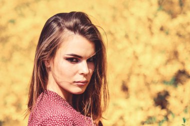 Organik kozmetik. Moda makyajı. Yaz sezonu. Makyaj kozmetikleri. Bahar tazeliği. Doğal güzellik. Doğal kozmetik konsepti. Makyaj cilt bakımı. Doğayla uyum. Pretty kadın cilt bakımı