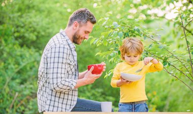 Aile ev yapımı yemeklerin tadını çıkarır. Sağlıklı kahvaltı. Baba oğul yemek yer. Küçük çocuk ve babam yemek yiyor. Beslenme çocuklar ve yetişkinler. Lezzetli yulaf lapası. Organik beslenme. Sağlıklı beslenme kavramı. Beslenme alışkanlıkları