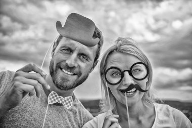 Parti veya Doğum günü kavramı. Genç çift photo booth parti w