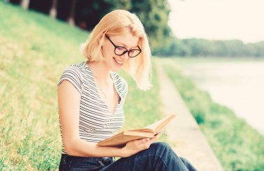 Kitap okumayı öğren. Açık havada kitap okuyan kız öğrenci. Okumak benim hobim. Yaz çalışması. İlginç bir hikaye. Rahatla ve yeni bilgiler al. Roman yazarından esinlendim. Park 'ta kitap okuyan kadın.