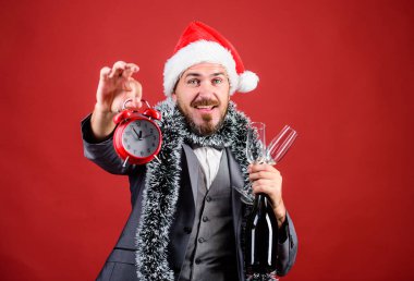 Yeni yılı kutlayalım. Noel partisi. Şirket parti fikirleri. Sakallı hippi adam Noel Baba şapkası takıyor şampanya şişesi tutuyor. Şirket yılbaşı partisi. Yaratıcı bir konuşma. Şerefe kavramı. Ofis partisine katıl