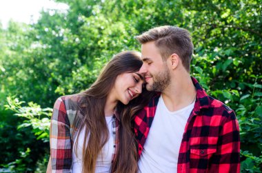 Erkek hippi ve güzel kadın aşık. Yaz tatili. Âşık ol. Saf duygular. Romantik randevu konsepti. Güzel insanlar. Birlikte mutluyuz. Birbirine aşık bir çift. Eğleniyorduk. Aşkımla kucaklaşıyorum