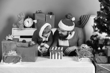 Sakallı adam ve şok olmuş yüzlü çocuk kutunun yanında.