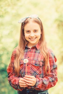 Karahindiba güzel ve sembolizm dolu. Yaz geldi. Yaz bahçesi çiçeği. Kız sevimli genç giyinmiş ülke rustik tarzı damalı gömlek doğa arka plan. Yazın dönüşünü kutluyoruz