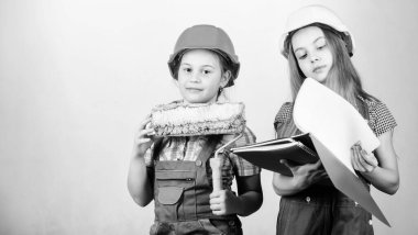 Ev geliştirme aktiviteleri. Geleceğin mesleği. Çocuklar tadilat yapmayı planlıyor. Çocuk kardeşler odalarını yeniliyorlar. Amatör yenileme. Kız kardeşler evi yeniliyorlar. Yeni oyun odasını hayal ediyorum.