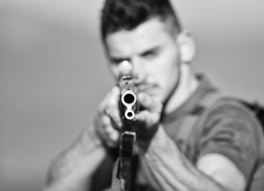 Avcı yakışıklı adam silahlı. Hunter boş zamanlarını avlayarak geçiriyor. Hunter tüfeği tutuyor. Güvenlik önlemleri. Doğal çevre. Av ekipmanları. Acımasız erkeksi hobi. Doğa geçmişini gözlemleen adam